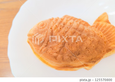 白皿にのせた美味しそうなたい焼き 白皿にのせた美味しそうなたい焼き 125570800