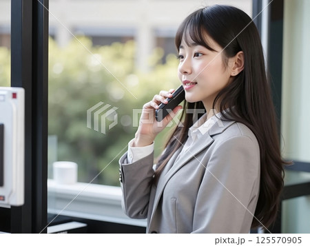 電話する女性 125570905