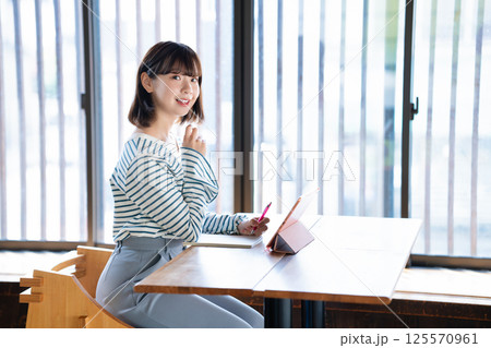 タブレットを使って勉強する若い女性 125570961