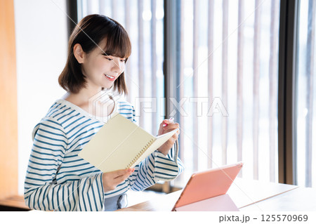 タブレットを使って勉強する若い女性 125570969