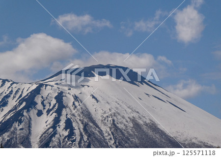 北国岩手の秀峰岩手山にワシの飛び立つ雪型が出来ると農作業の開始の合図 125571118