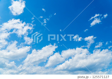 雲の多い4月の青空 125571127