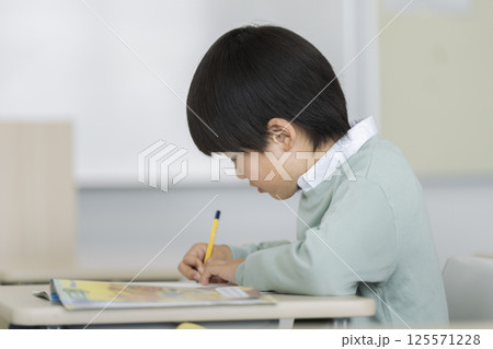 勉強する小学4年生の男の子 横顔 勉強する小学4年生の男の子 横顔 125571228