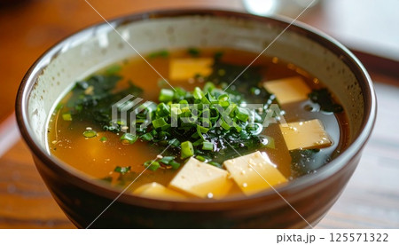 あたたかい豆腐とわかめの味噌汁4 125571322