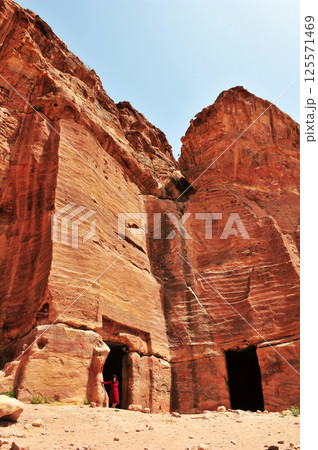 Ruins of ancient temples in Petra, Jordan 125571469