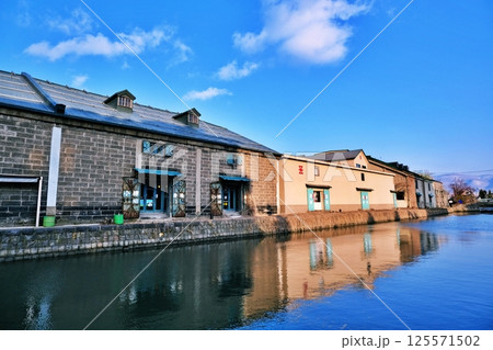北海道 小樽運河の風景 125571502