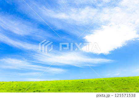 爽やかな青空と雲と広大な平原のある北海道美瑛町のシンプルな風景 125571538