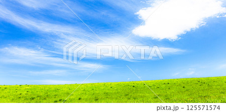 北海道美瑛町の爽やかな青空と雲と草原のシンプルな風景 125571574
