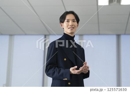 プレゼンをする30代の男性 プレゼンをする30代の男性 125571630