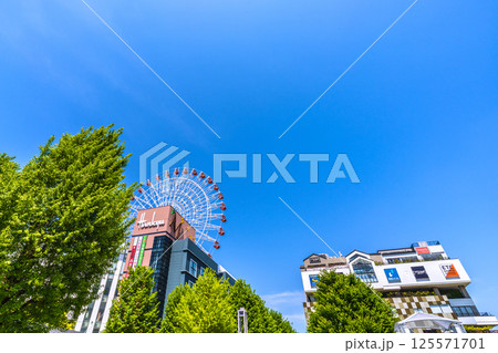 日本の横浜都市景観 センター北駅前、都築阪急の観覧車などを望む 125571701