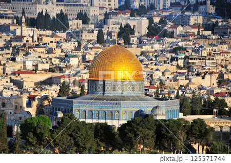 Golden roof of the famous mosque in Jerusalem, Israel Golden roof of the famous mosque in Jerusalem, Israel 125571744