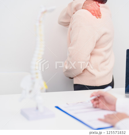Elderly Patient consulting Doctor with Spine anatomy for Spinal Cord Disorder and disease, Back pain, Lumbar, Sacral pelvis, Cervical neck, Thoracic, Coccyx, Orthopedist, chiropractic, Office Syndrome Elderly Patient consulting Doctor with Spine anatomy for Spinal Cord Disorder and disease, Back pain, Lumbar, Sacral pelvis, Cervical neck, Thoracic, Coccyx, Orthopedist, chiropractic, Office Syndrome 125571832
