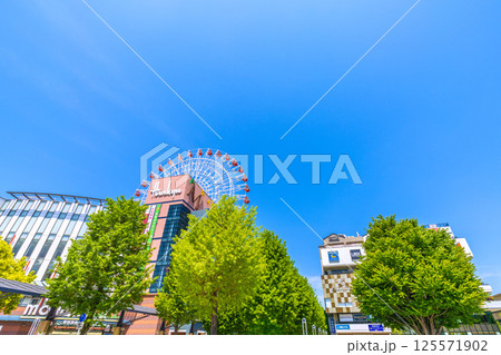 日本の横浜都市景観 センター北駅前・都築阪急の観覧車などを望む 日本の横浜都市景観 センター北駅前・都築阪急の観覧車などを望む 125571902