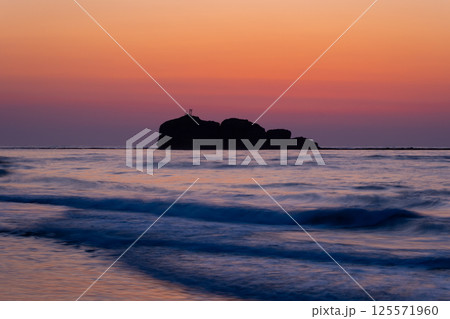 白兎海岸の淤岐ノ島 鳥取県鳥取市白兎 白兎海岸の淤岐ノ島 鳥取県鳥取市白兎 125571960