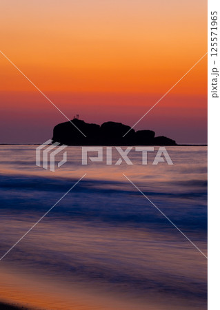 白兎海岸の淤岐ノ島　鳥取県鳥取市白兎 125571965