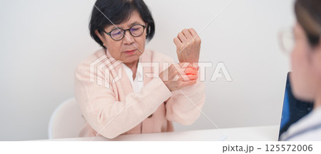 Elderly Patient Woman wrist pain and Consulting doctor. muscle ache from Carpal Tunnel Syndrome, De Quervain s tenosynovitis, rheumatoid, arthritis, gout, Parkinson disease and ergonomic healthcare Elderly Patient Woman wrist pain and Consulting doctor. muscle ache from Carpal Tunnel Syndrome, De Quervain s tenosynovitis, rheumatoid, arthritis, gout, Parkinson disease and ergonomic healthcare 125572006