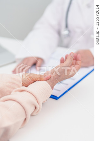 Elderly Patient Woman wrist pain and Consulting doctor. muscle ache from Carpal Tunnel Syndrome, De Quervain s tenosynovitis, rheumatoid, arthritis, gout, Parkinson disease and ergonomic healthcare Elderly Patient Woman wrist pain and Consulting doctor. muscle ache from Carpal Tunnel Syndrome, De Quervain s tenosynovitis, rheumatoid, arthritis, gout, Parkinson disease and ergonomic healthcare 125572014
