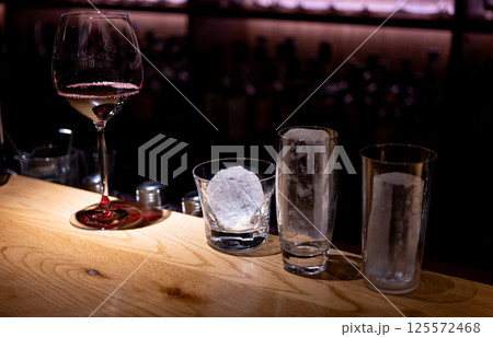 グラスに注がれた赤ワインとロックアイス グラスに注がれた赤ワインとロックアイス 125572468