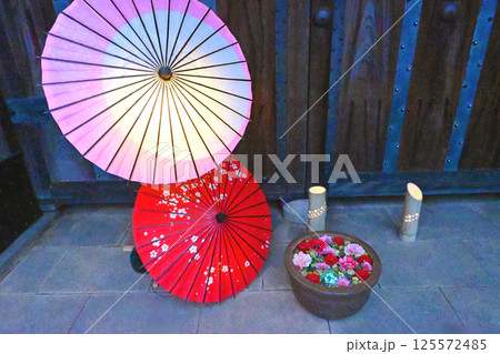 番傘と花手水 番傘と花手水 125572485