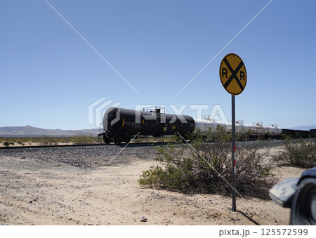 長い列車はアメリカらしい景色 長い列車はアメリカらしい景色 125572599