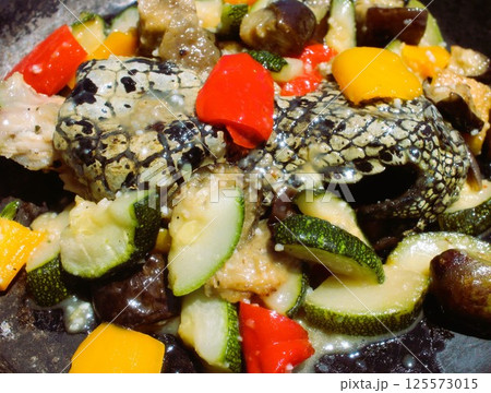 ワニの手料理 125573015