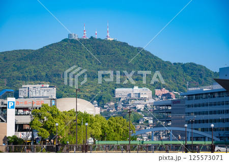 長崎・稲佐山山頂の電波塔と展望台 125573071
