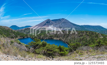 新緑のえびの高原_標高1200mにある自然豊かな美しい高原_韓国岳や池めぐり自然探勝路、甑岳など霧島 新緑のえびの高原_標高1200mにある自然豊かな美しい高原_韓国岳や池めぐり自然探勝路、甑岳など霧島 125573493