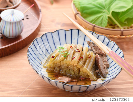春の山菜料理　蕗と生節の煮物 125573562