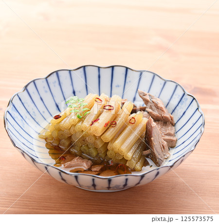 春の山菜料理　蕗と生節の煮物 125573575