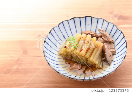 春の山菜料理 蕗と生節の煮物 春の山菜料理 蕗と生節の煮物 125573576
