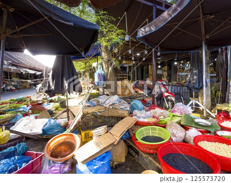 ベトナム・ホイアン　乾物や野菜が並ぶローカル市場 / Hoi An Market, Vietnam 125573720