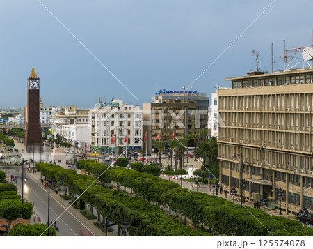 チュニジア・チュニス新市街の街並み / Avenue Habib Bourguiba, Tunis 125574078