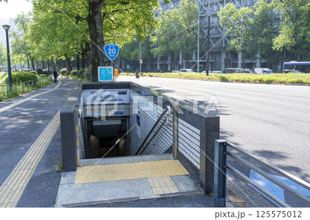 道路脇に設置された地下鉄の入り口　東京の風景 125575012