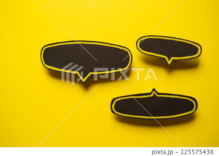 黄色背景に黒色の吹き出し 黄色背景に黒色の吹き出し 125575438