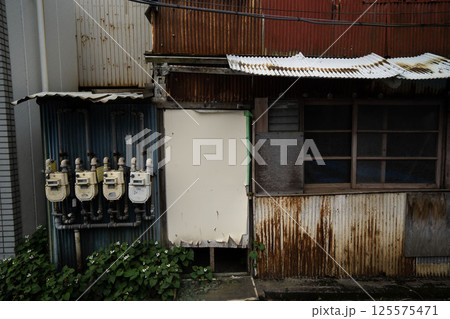 老朽化した家,戦後のバラック,日本の古い家,狭小住宅,一戸建て,一軒家,古い家,昭和建築, 125575471