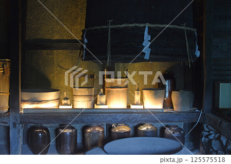四国村江戸時代中期の農家の土間の大釜と大樽-1 125575518