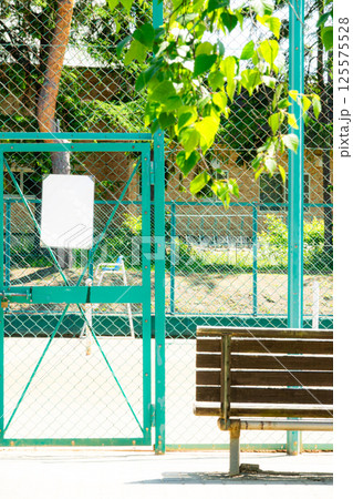 休日のテニスコートを入り口から見た風景 125575528