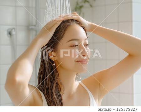 シャンプーする美しい日本人女性 125575827