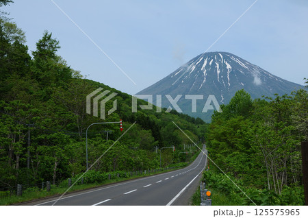 羊蹄山を望む道路 羊蹄山を望む道路 125575965
