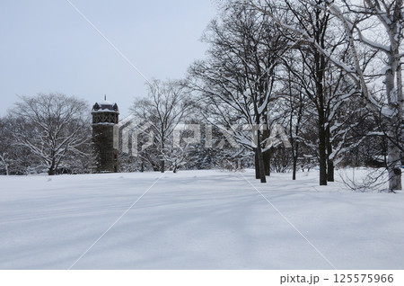雪に覆われた百合が原公園のサイロ 雪に覆われた百合が原公園のサイロ 125575966