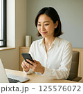 スマホで仕事を確認する女性 125576072