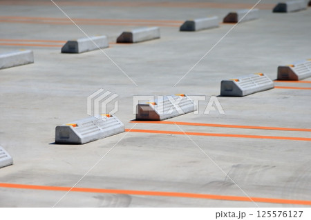 コンクリート舗装の駐車場 125576127