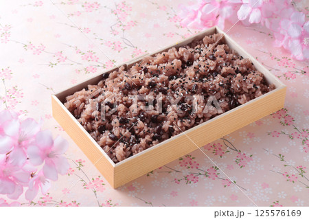日本でお祝いの行事の時に食べるピンクの背景で桜を入れて撮影したお赤飯撮影した 日本でお祝いの行事の時に食べるピンクの背景で桜を入れて撮影したお赤飯撮影した 125576169