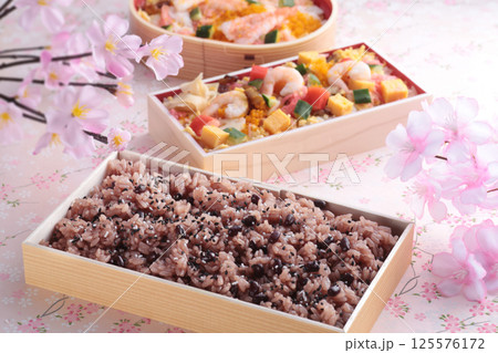 日本でお祝いの行事の時に食べるピンクの背景で桜を入れて撮影したお赤飯撮影した 日本でお祝いの行事の時に食べるピンクの背景で桜を入れて撮影したお赤飯撮影した 125576172