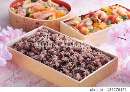 日本でお祝いの行事の時に食べるピンクの背景で桜を入れて撮影したお赤飯撮影した 125576173
