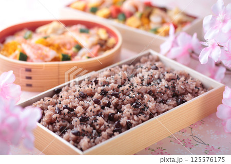 日本でお祝いの行事の時に食べるピンクの背景で桜を入れて撮影したお赤飯撮影した 125576175