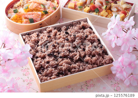 日本でお祝いの行事の時に食べるピンクの背景で桜を入れて撮影したお赤飯撮影した 日本でお祝いの行事の時に食べるピンクの背景で桜を入れて撮影したお赤飯撮影した 125576189