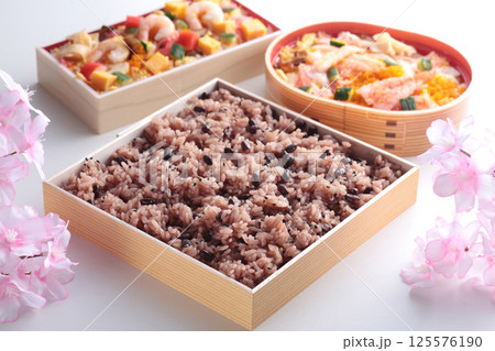 日本でお祝いの行事の時に食べるピンクの背景で桜を入れて撮影したお赤飯撮影した 125576190