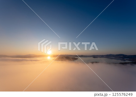冬の屈斜路湖に昇る朝日に染まる雲海 冬の屈斜路湖に昇る朝日に染まる雲海 125576249