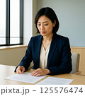 会議室で資料を見る女性 125576474